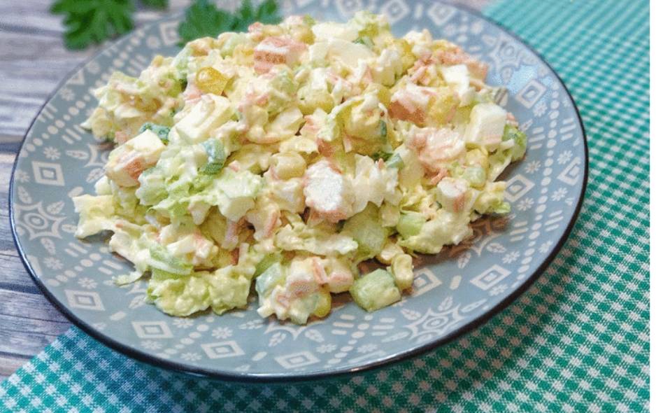 Салат из пекинской капусты с крабовыми палочками, кукурузой и яйцом с майонезом