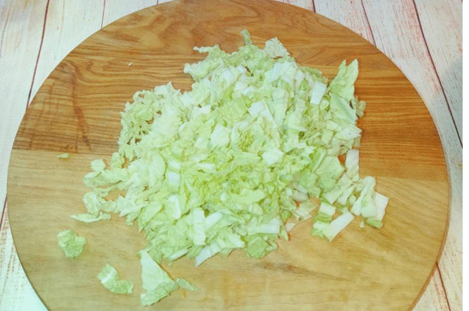 Салат из пекинской капусты с крабовыми палочками, кукурузой и яйцом с майонезом Салат из пекинской капусты с крабовыми палочками, кукурузой и яйцом с майонезом