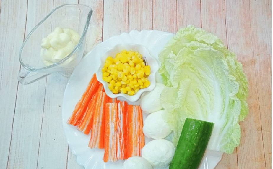 Салат из пекинской капусты с крабовыми палочками, кукурузой и яйцом с майонезом Салат из пекинской капусты с крабовыми палочками, кукурузой и яйцом с майонезом