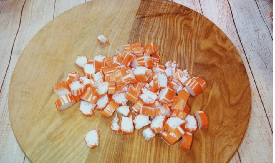Салат из пекинской капусты с крабовыми палочками, кукурузой и яйцом с майонезом Салат из пекинской капусты с крабовыми палочками, кукурузой и яйцом с майонезом