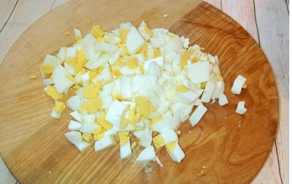 Салат из пекинской капусты с крабовыми палочками, кукурузой и яйцом с майонезом Салат из пекинской капусты с крабовыми палочками, кукурузой и яйцом с майонезом