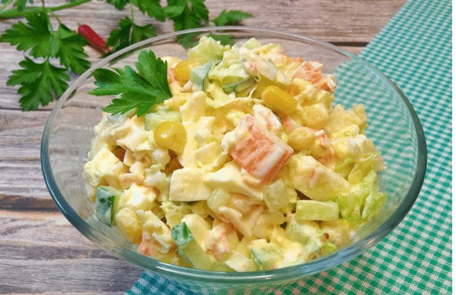 Салат из пекинской капусты с крабовыми палочками, кукурузой и яйцом с майонезом Салат из пекинской капусты с крабовыми палочками, кукурузой и яйцом с майонезом