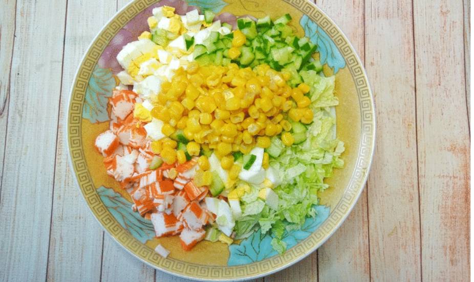 Салат из пекинской капусты с крабовыми палочками, кукурузой и яйцом с майонезом Салат из пекинской капусты с крабовыми палочками, кукурузой и яйцом с майонезом