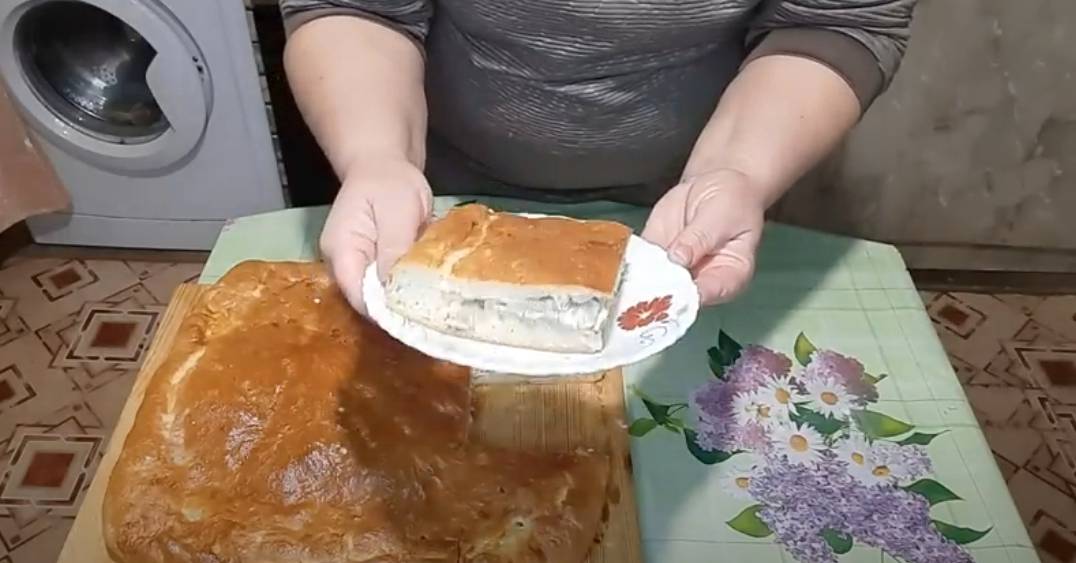 Пирог из дрожжевого теста с мойвой и луком в духовке