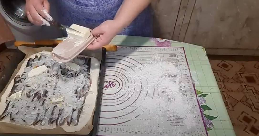 Пирог из дрожжевого теста с мойвой и луком в духовке