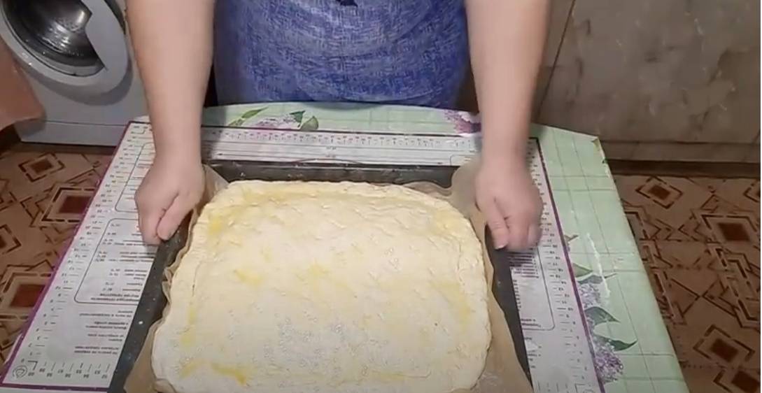Пирог из дрожжевого теста с мойвой и луком в духовке