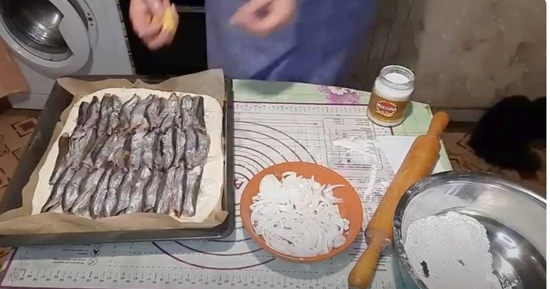 Пирог из дрожжевого теста с мойвой и луком в духовке