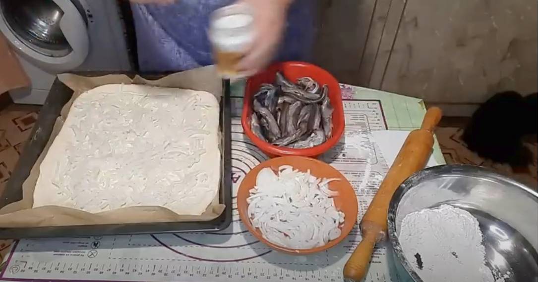 Пирог из дрожжевого теста с мойвой и луком в духовке