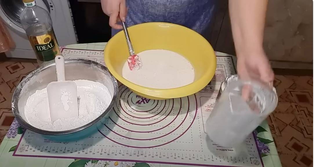 Пирог из дрожжевого теста с мойвой и луком в духовке