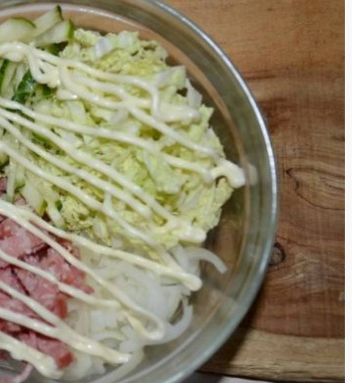 Салат из пекинской капусты с колбасой и огурцом Салат из пекинской капусты с колбасой и огурцом