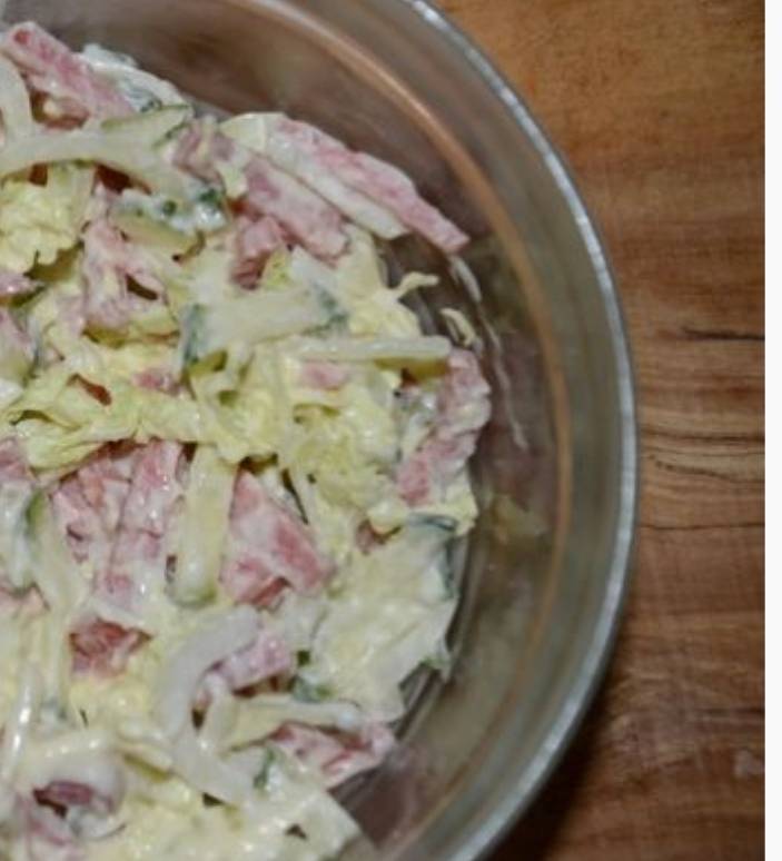 Салат из пекинской капусты с колбасой и огурцом Салат из пекинской капусты с колбасой и огурцом