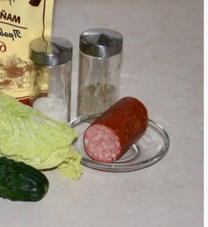 Салат из пекинской капусты с колбасой и огурцом Салат из пекинской капусты с колбасой и огурцом