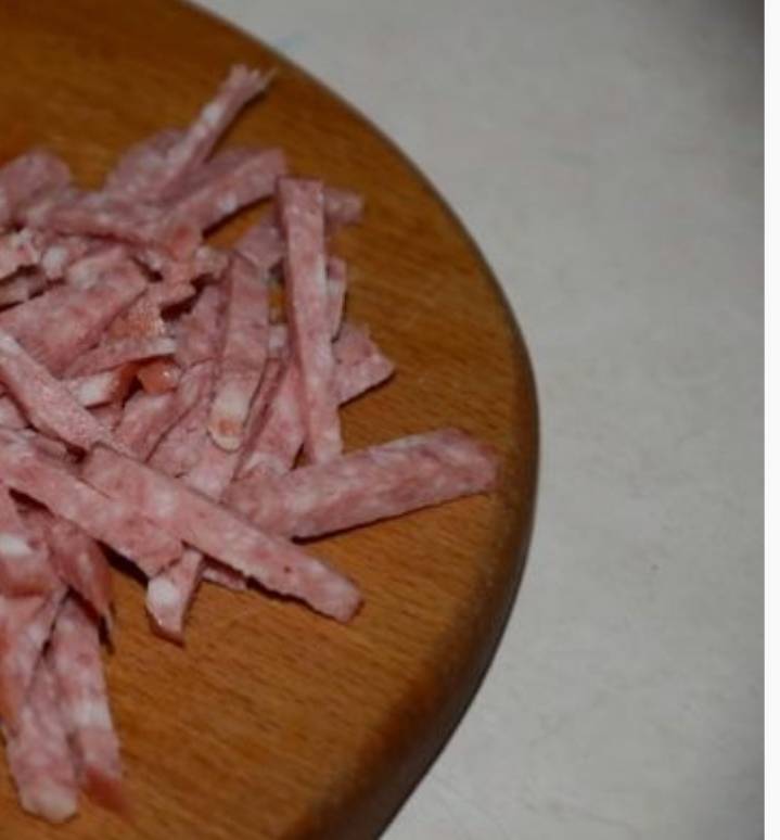 Салат из пекинской капусты с колбасой и огурцом Салат из пекинской капусты с колбасой и огурцом