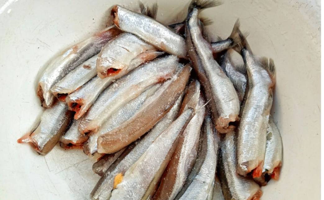 Жареная мойва с хрустящей корочкой на сковороде