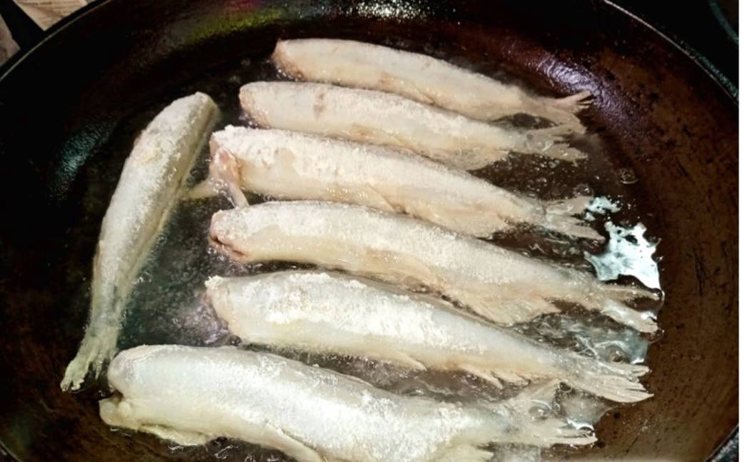 Жареная мойва с хрустящей корочкой на сковороде