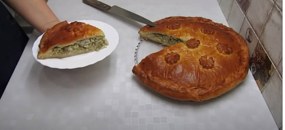 Пирог с мойвой и луком