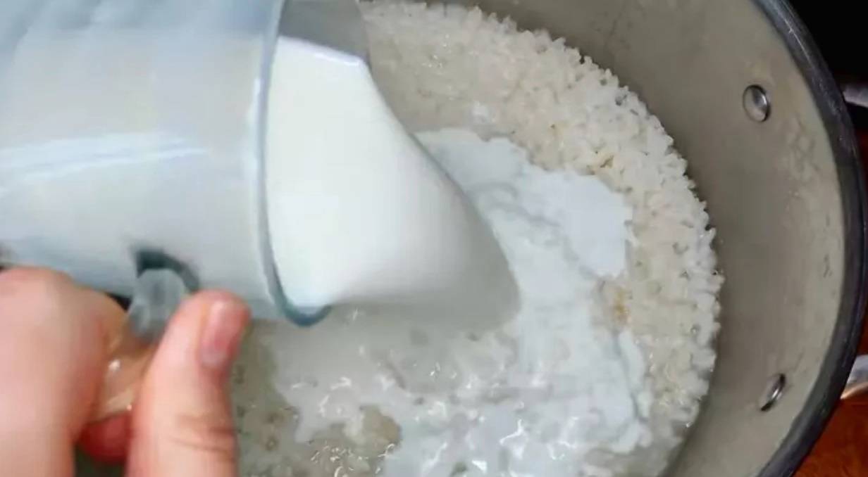 Рисовая каша на молоке в кастрюле, как в садике