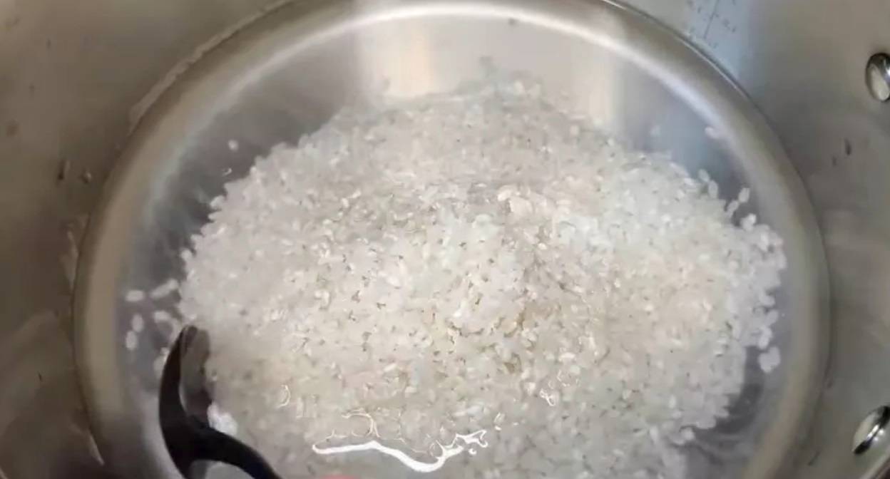 Рисовая каша на молоке в кастрюле, как в садике