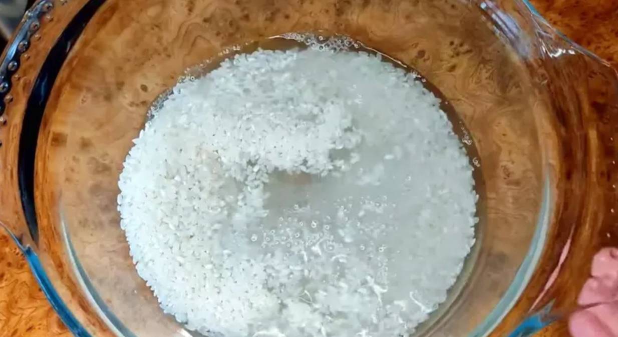 Рисовая каша на молоке в кастрюле, как в садике