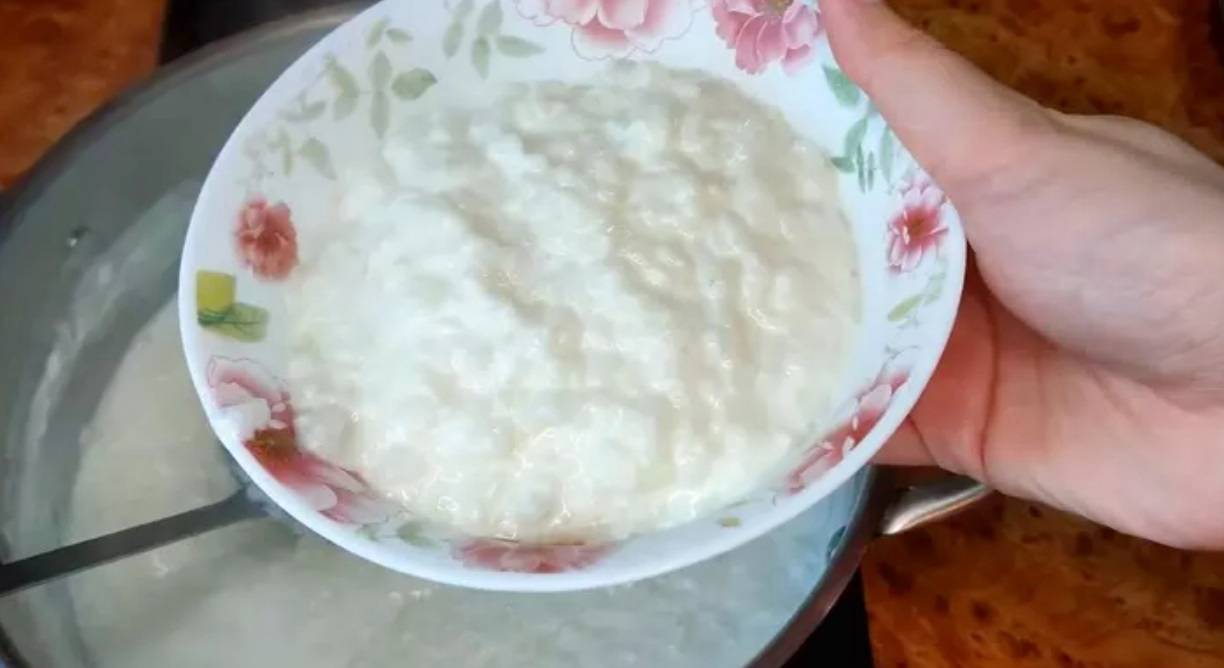 Рисовая каша на молоке в кастрюле, как в садике