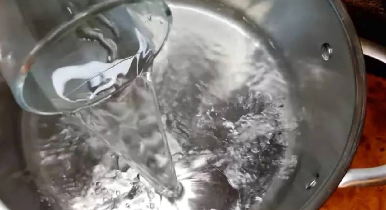 Рисовая каша на молоке в кастрюле, как в садике