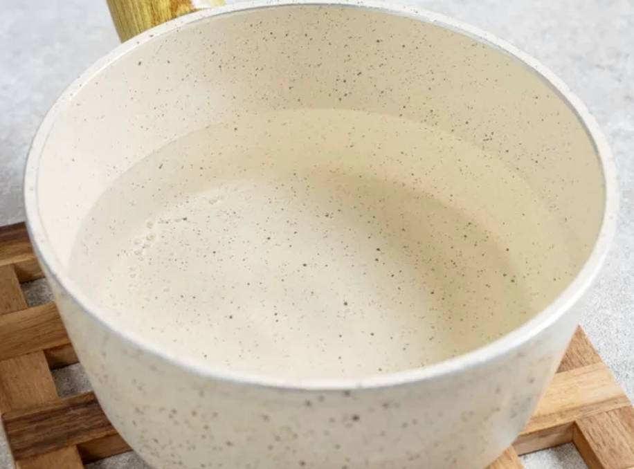 Жидкая рисовая каша на молоке