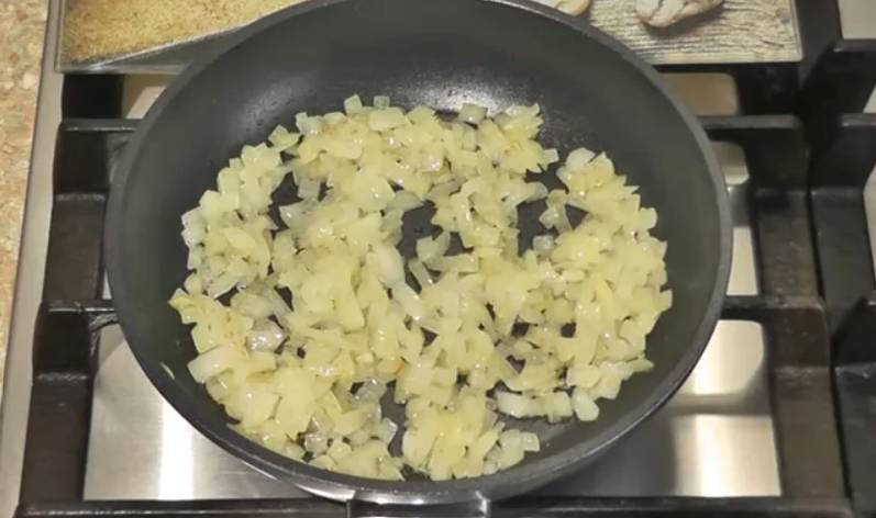 Салат из куриной печени с соленым огурцом, морковью и обжаренным луком