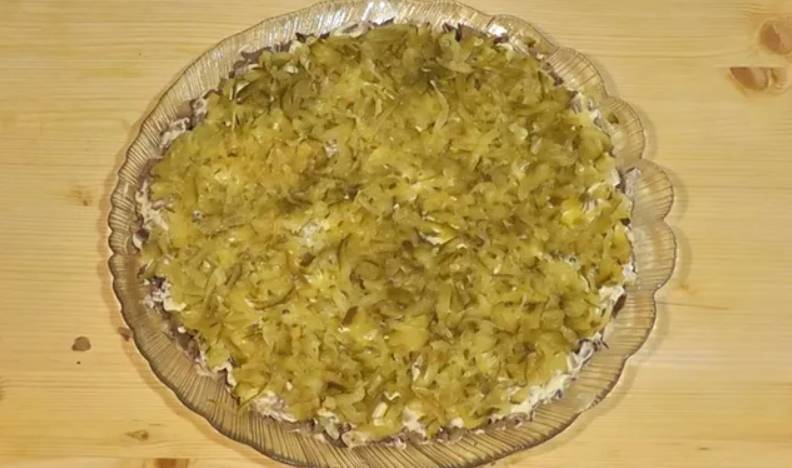 Салат из куриной печени с соленым огурцом, морковью и обжаренным луком