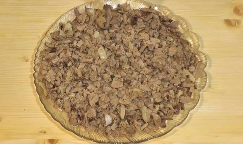 Салат из куриной печени с соленым огурцом, морковью и обжаренным луком