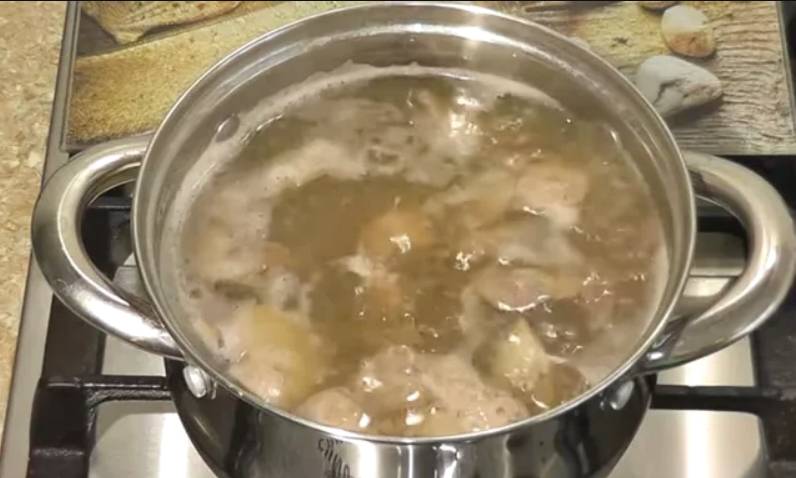 Салат из куриной печени с соленым огурцом, морковью и обжаренным луком