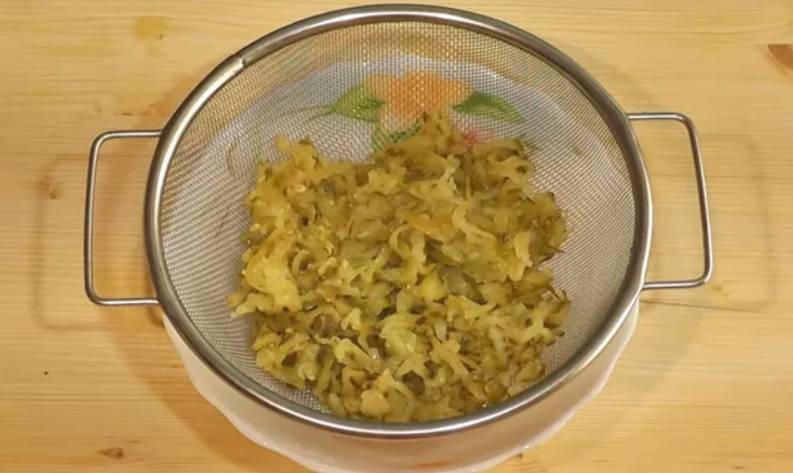 Салат из куриной печени с соленым огурцом, морковью и обжаренным луком