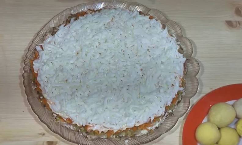 Салат из куриной печени с соленым огурцом, морковью и обжаренным луком