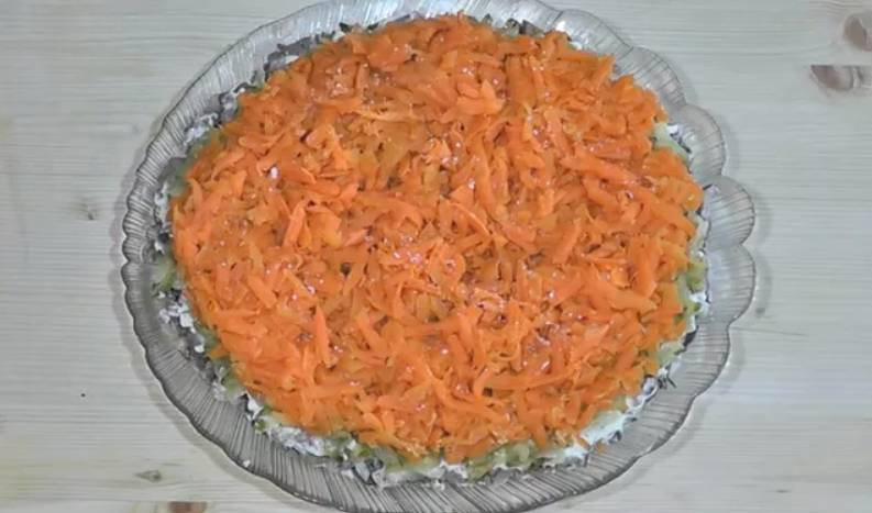 Салат из куриной печени с соленым огурцом, морковью и обжаренным луком