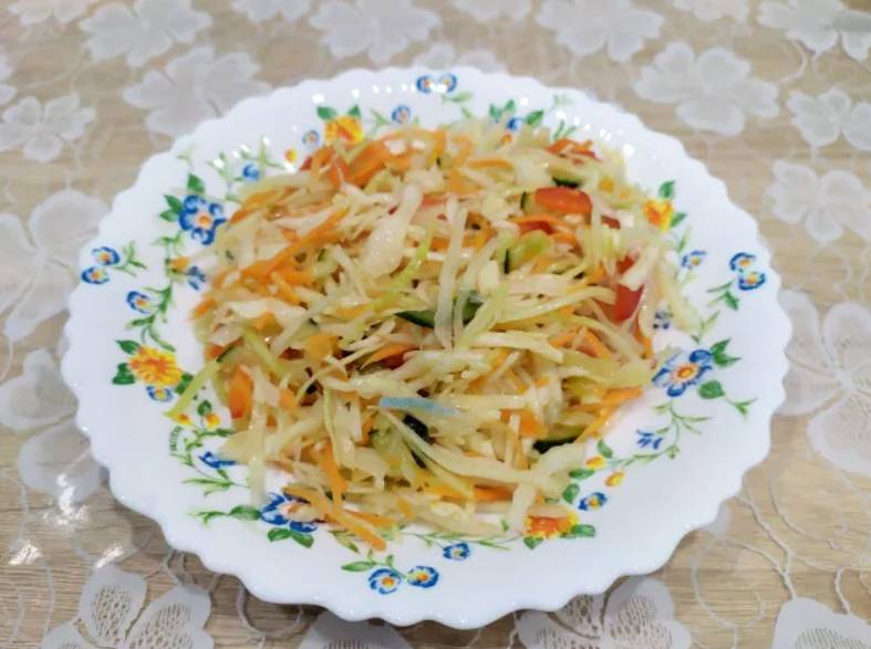 Салат из капусты с морковью, болгарским перцем с уксусом и маслом
