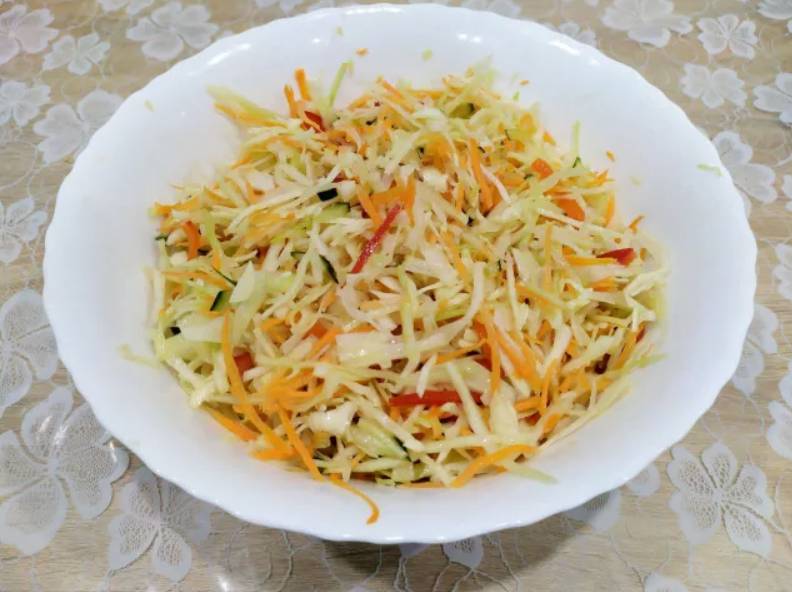 Салат из капусты с морковью, болгарским перцем с уксусом и маслом Салат из капусты с морковью, болгарским перцем с уксусом и маслом