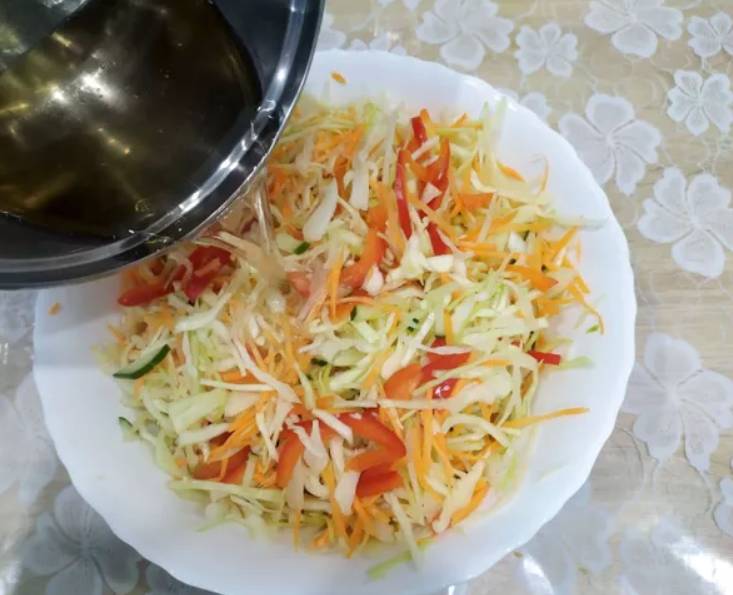 Салат из капусты с морковью, болгарским перцем с уксусом и маслом Салат из капусты с морковью, болгарским перцем с уксусом и маслом