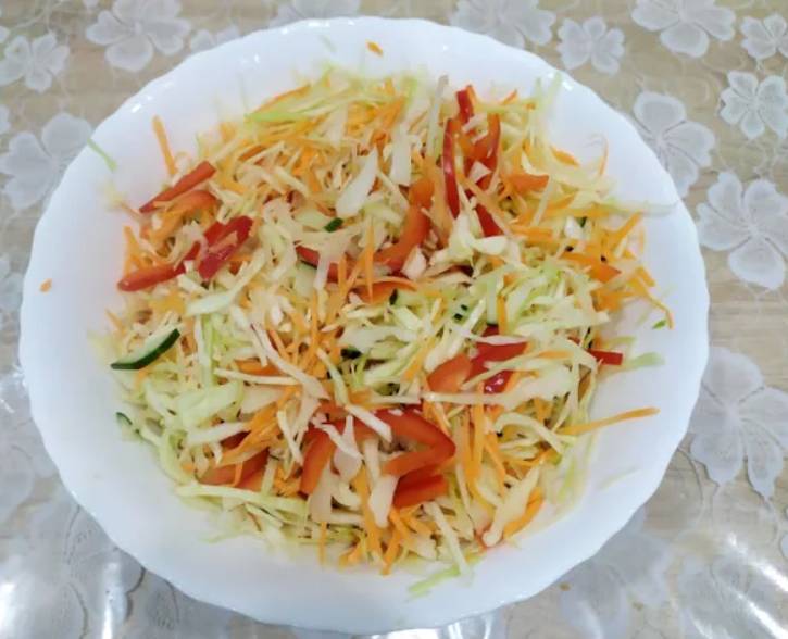 Салат из капусты с морковью, болгарским перцем с уксусом и маслом Салат из капусты с морковью, болгарским перцем с уксусом и маслом