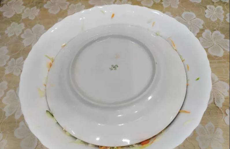 Салат из капусты с морковью, болгарским перцем с уксусом и маслом Салат из капусты с морковью, болгарским перцем с уксусом и маслом