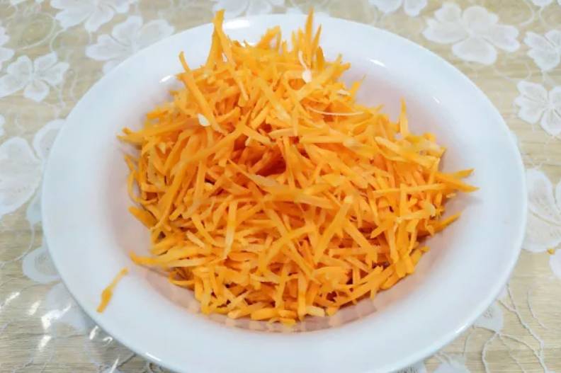 Салат из капусты с морковью, болгарским перцем с уксусом и маслом Салат из капусты с морковью, болгарским перцем с уксусом и маслом