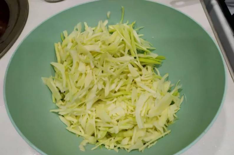 Салат из капусты с морковью, болгарским перцем с уксусом и маслом Салат из капусты с морковью, болгарским перцем с уксусом и маслом
