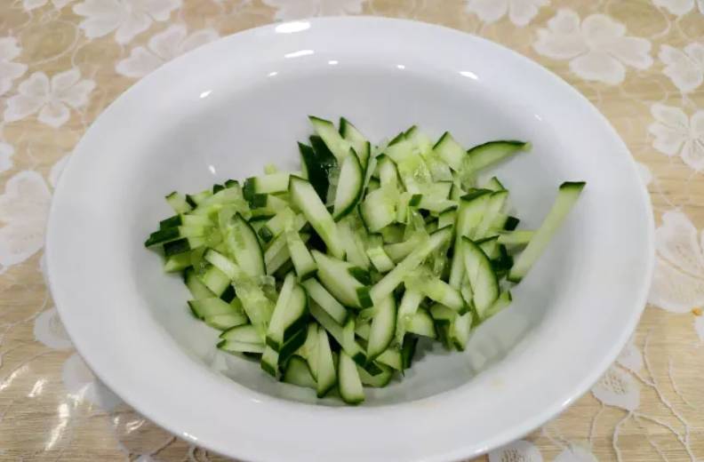Салат из капусты с морковью, болгарским перцем с уксусом и маслом Салат из капусты с морковью, болгарским перцем с уксусом и маслом