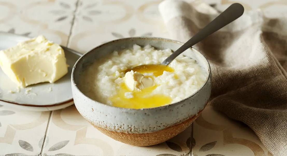 Каша рисовая на молоке в кастрюле на плите