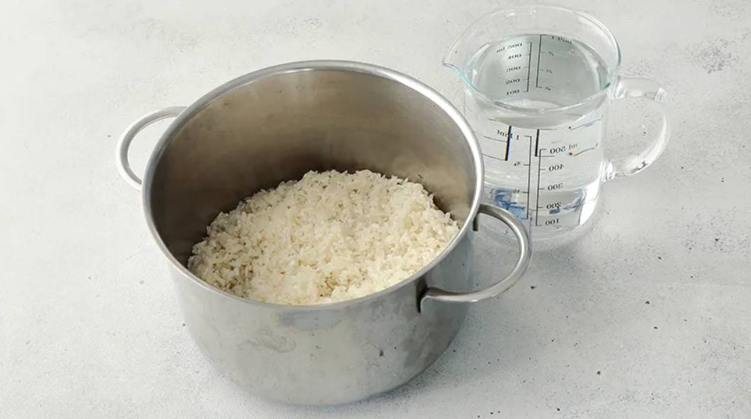 Каша рисовая на молоке в кастрюле на плите