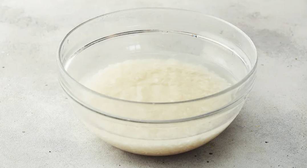 Каша рисовая на молоке в кастрюле на плите