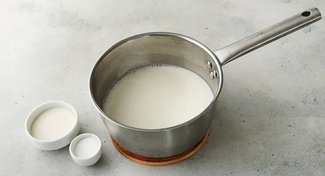 Каша рисовая на молоке в кастрюле на плите