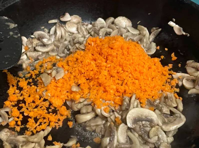 Грибной суп из шампиньонов с плавленым сыром и курицей