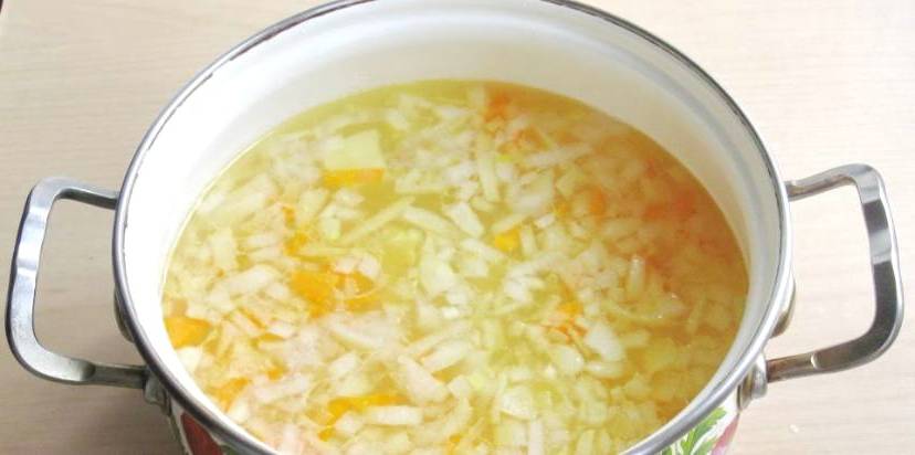 Суп из консервов горбуши с картошкой и рисом