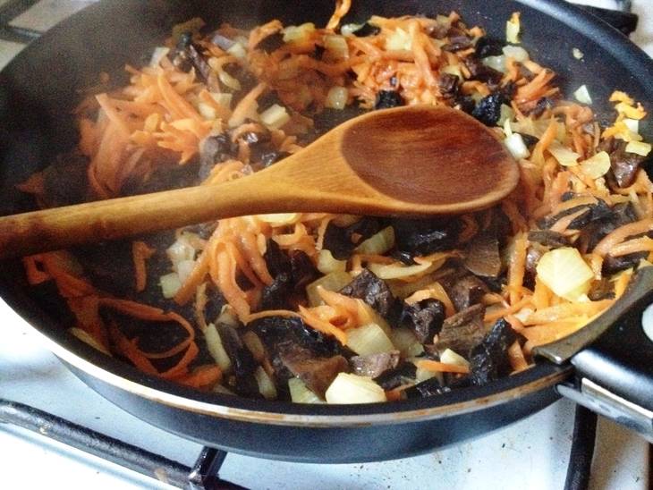 Грибной суп из сушеных грибов с картошкой и рисом