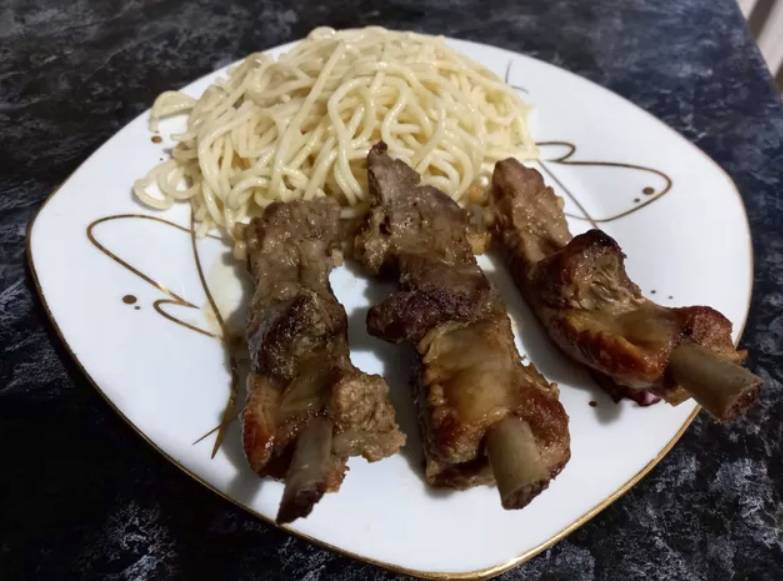 Свиные ребрышки с луком и чесноком на сковороде