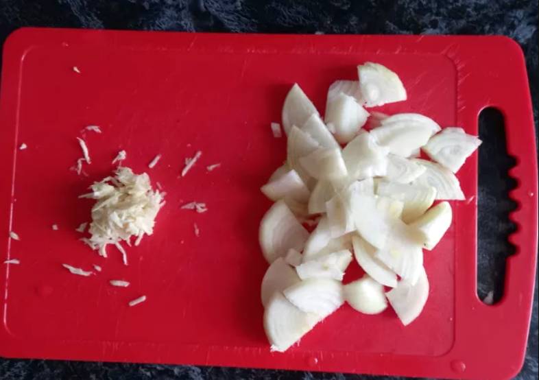 Свиные ребрышки с луком и чесноком на сковороде